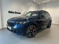 Blå (tanzanite blue metallic) Ny 2025 BMW X5 M Sport SUV | 1 144 600 kr (Marknadspris)