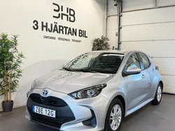 Silver Begagnad 2022 Toyota Yaris Hybrid Active Halvkombi | 224 900 kr (Marknadspris)