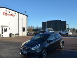Grå Begagnad 2015 Kia Rio Halvkombi | 94 900 kr (Marknadspris)