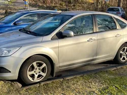Grå Begagnad 2010 Ford Focus Platinum Halvkombi | 31 800 kr (Marknadspris)