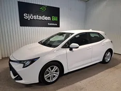 Vit Begagnad 2022 Toyota Corolla Hybrid Active Halvkombi | 239 900 kr (Marknadspris)