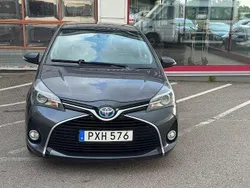 Mörkgrå Begagnad 2015 Toyota Yaris Hybrid Active Halvkombi | 99 000 kr (Marknadspris)