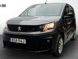 Grå Begagnad 2022 Peugeot Partner Minibuss | 189 900 kr (Bra pris)