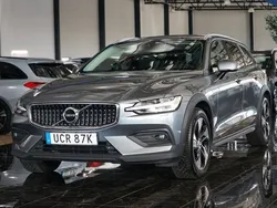 Grå Begagnad 2020 Volvo V60 CC Momentum Kombi | 294 500 kr (Marknadspris)