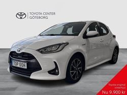 Vit Begagnad 2021 Toyota Yaris Hybrid Active Halvkombi | 209 900 kr (Marknadspris)