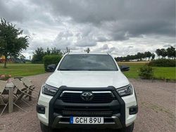Vit Begagnad 2021 Toyota HiLux Pickup | 425 000 kr (Marknadspris)