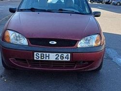 Röd Begagnad 2001 Ford Fiesta Halvkombi | 7 500 kr