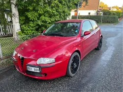 Röd Begagnad 2002 Alfa Romeo 147 Halvkombi | 19 000 kr