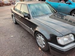 Svart Begagnad 1991 Mercedes E500 Sedan | 369 000 kr