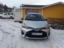 Silver Begagnad 2016 Toyota Yaris Hybrid Halvkombi | 119 000 kr (Marknadspris)