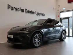 Grå Begagnad 2024 Porsche Macan 4 Electric SUV | 945 000 kr