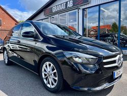 Svart Begagnad 2020 Mercedes B200 Minibuss | 239 000 kr (Marknadspris)