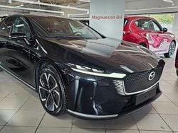 Svart (jet black metallic ) Ny 2025 Mazda 6e Takumi-Line Sedan | 449 500 kr