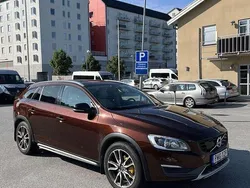 Brun Begagnad 2016 Volvo V60 CC Momentum Kombi | 135 000 kr (Marknadspris)