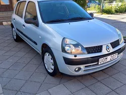 Ljusgrå (grå) Begagnad 2003 Renault Clio II Expression Halvkombi | 14 900 kr (Marknadspris)
