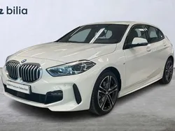 Vit Begagnad 2023 BMW 118 M Sport Halvkombi | 304 900 kr (Lite dyr)