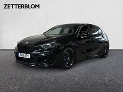 Svart Begagnad 2022 BMW M135 Shadowline Halvkombi | 489 900 kr