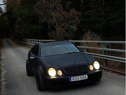 Svart Begagnad 2000 Mercedes CLK320 Avantgarde Sportkupé | 40 000 kr (Marknadspris)