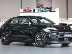 Svart Ny 2025 Porsche Macan 4 Electric SUV | 899 000 kr