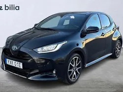 Svart Begagnad 2021 Toyota Yaris Hybrid Style Halvkombi | 229 900 kr (Marknadspris)