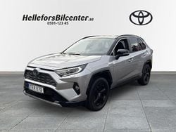 Grå Begagnad 2019 Toyota RAV4 Hybrid Play SUV | 349 500 kr (Marknadspris)