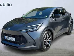 Mörkgrå Begagnad 2024 Toyota C-HR Style SUV | 399 900 kr (Marknadspris)