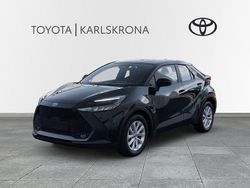 Svart Ny 2025 Toyota C-HR Active SUV | 318 500 kr (Marknadspris)