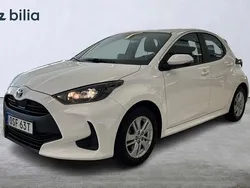Vit Begagnad 2022 Toyota Yaris Hybrid Active Halvkombi | 204 900 kr (Marknadspris)