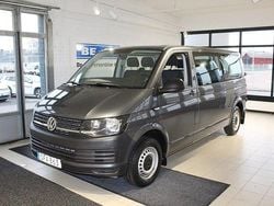 Grå Begagnad 2017 VW Caravelle Minibuss | 239 000 kr (Marknadspris)