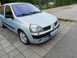 Ljusgrå (grå) Begagnad 2003 Renault Clio II Expression Halvkombi | 19 900 kr (Marknadspris)