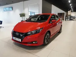 Röd/orange Begagnad 2023 Nissan Leaf Acenta Halvkombi | 194 800 kr (Bra pris)