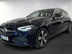 Mörkblå (blue) Begagnad 2022 Mercedes C300e Kombi | 359 900 kr (Bra pris)