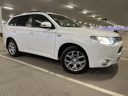 Vit Begagnad 2014 Mitsubishi Outlander P-HEV SUV | 145 000 kr (Marknadspris)