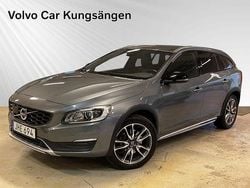 Grå Begagnad 2018 Volvo V60 CC Standard Kombi | 259 900 kr (Marknadspris)