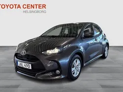 Mörkgrå Begagnad 2022 Toyota Yaris Hybrid Active Halvkombi | 239 500 kr (Lite dyr)