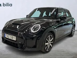 Svart Begagnad 2021 Mini Cooper Halvkombi | 264 900 kr (Marknadspris)