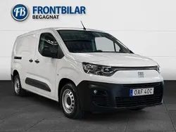 Vit Begagnad 2023 Fiat Doblò Minibuss | 259 900 kr (Marknadspris)