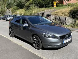 Grå Begagnad 2018 Volvo V40 Kinetic Kombi | 145 000 kr (Marknadspris)