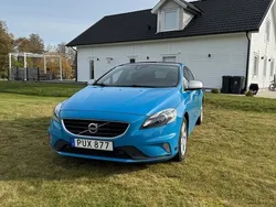Blå Begagnad 2015 Volvo V40 R-Design Kombi | 155 000 kr (Marknadspris)