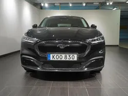 Svart (absolute black pnzat) Begagnad 2022 Ford Mustang Mach-E Standard Range SUV | 349 900 kr (Marknadspris)
