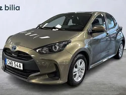 Grön Begagnad 2022 Toyota Yaris Hybrid Active Halvkombi | 229 900 kr (Marknadspris)