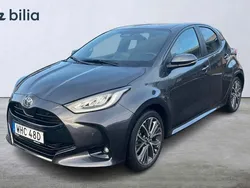 Mörkgrå Begagnad 2024 Toyota Yaris Hybrid Style Halvkombi | 299 900 kr (Marknadspris)