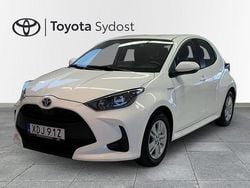 Vit Begagnad 2021 Toyota Yaris Hybrid Active Halvkombi | 189 000 kr (Marknadspris)