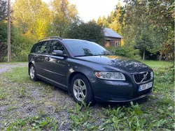 Grå Begagnad 2009 Volvo V50 Kinetic Kombi | 39 900 kr (Marknadspris)