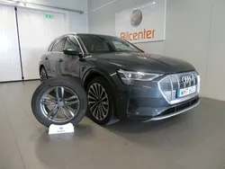 Mörkgrå Begagnad 2022 Audi e-tron SUV | 379 900 kr (Bra pris)