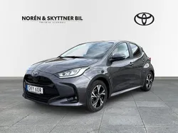 Mörkgrå Begagnad 2024 Toyota Yaris Hybrid Active Halvkombi | 279 000 kr (Dyr)