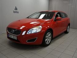 Röd Begagnad 2011 Volvo V60 Momentum Kombi | 79 900 kr (Marknadspris)