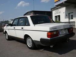 Vit Begagnad 1991 Volvo 244 Sedan | 79 900 kr
