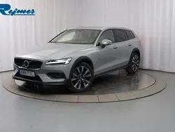 Grå Begagnad 2024 Volvo V60 CC Plus Kombi | 479 900 kr (Marknadspris)