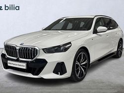 Vit Begagnad 2024 BMW 520 M Sport Kombi | 599 900 kr (Dyr)